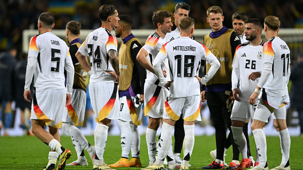 Die deutschen Nationalspieler stehen nach dem Spiel zusammen.