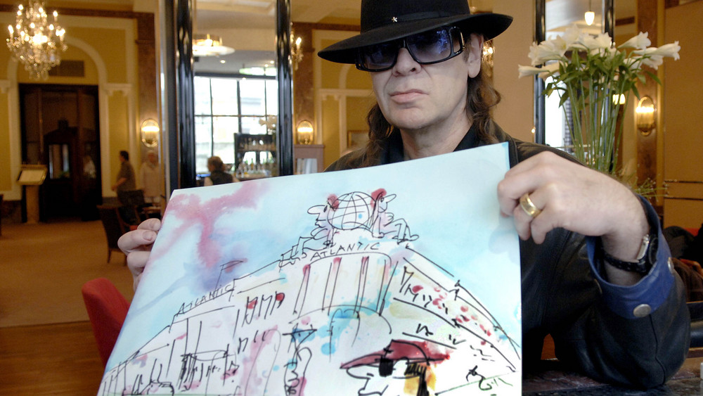 Udo Lindenberg mit einem seiner Likörelle in der Bar des Atlantic-Hotel in Hamburg (Archivbild 2005).