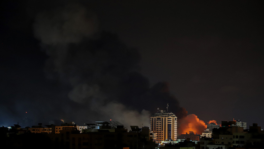Rauch über den Dächern von Gaza-Stadt nach einem Luftangriff. Israel hat nach Terror-Attacken der Hamas den Gaza-Streifen komplett abgeriegelt.