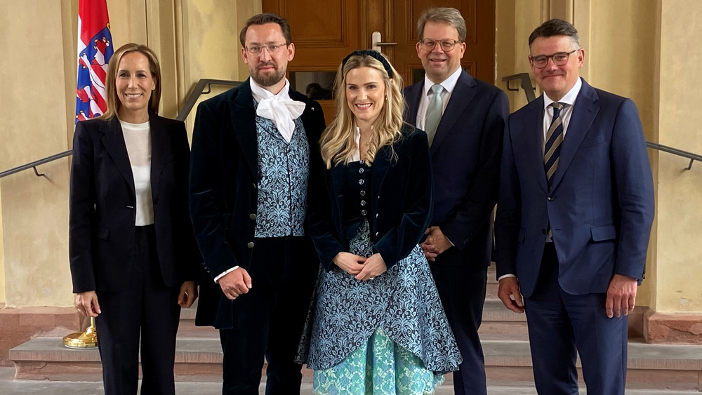 Ministerpräsident Rhein und Landtagspräsidentin Wallmann haben das Hessentagspaar aus Fulda im Wiesbadener Landtag empfangen.