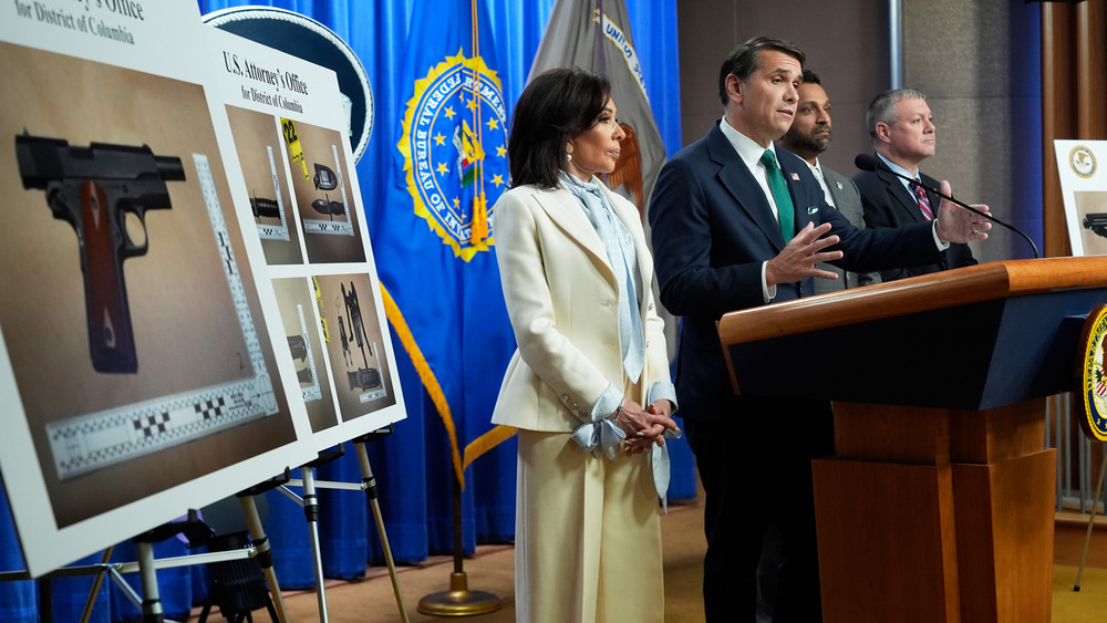 Pressekonferenz im Justizministerium, nachdem der mutmaßliche Schütze des White House Correspondents Dinner erstmals vor einem Bundesgericht erschienen ist.