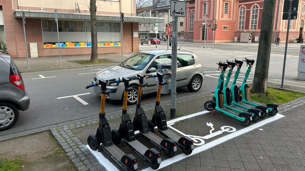 Die Stadt Rüsselsheim errichtet 15 feste Parkzonen für E-Scooter. 