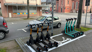 Rüsselsheim: Stadt errichtet Parkzonen für E-Scooter