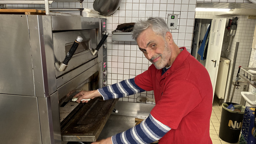 Michele Cirillo an seinem liebsten Arbeitsplatz, dem Pizzaofen in seinem Lokal in Modau
