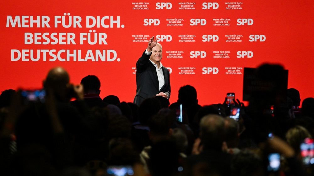 SPD-Spitzenkandidat und Bundeskanzler Olaf Scholz winkt nach seiner Ankunft während einer Wahlkampfveranstaltung der SPD Hessen im RheinMain CongressCenter.