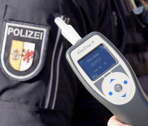 Auto rast gegen Hauswand in Breitenbach: Insassen flüchten