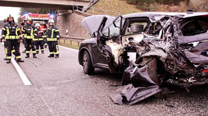A14 nahe Kreuz Schwerin: Holztransporter kracht in Auto auf Standstreifen