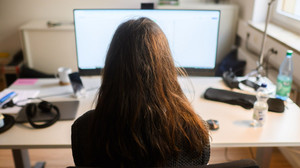 Umfrage: Arbeitnehmern sind krisenfester Job und gutes Gehalt wichtig