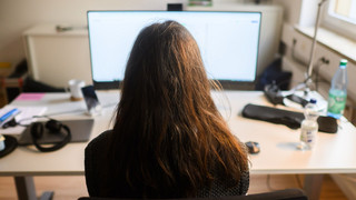 Umfrage: Arbeitnehmern sind krisenfester Job und gutes Gehalt wichtig