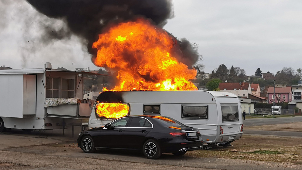 Die angerückten Feuerwehrkräfte konnten das Brand schnell unter Kontrolle bringen, um den daneben stehenden Wohnwagen und das Fahrzeug zu schützen. 