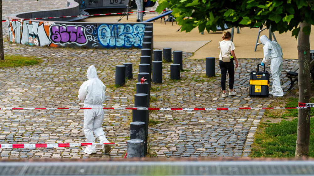 Die Spurensicherung am Frankfurter Mainufer, nach dem eine auf einer Parkbank sitzende Frau von hinten mit einem Messer angegriffen wurde (Archivfoto).