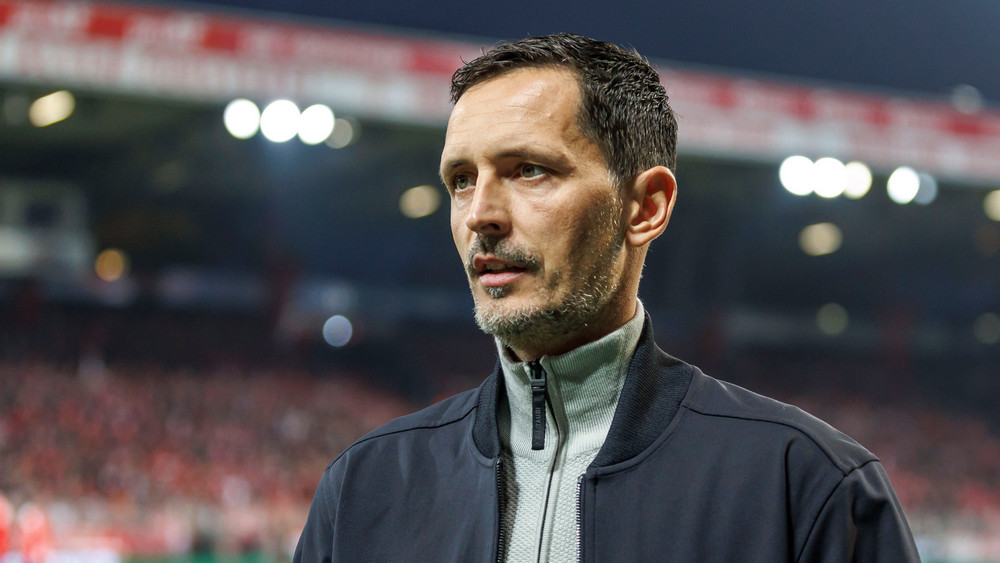 Eintracht-Trainer Dino Toppmöller will mit seiner Mannschaft ins Achtelfinale einziehen.