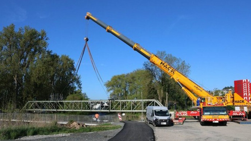 Die neue Lahnbrücke für Radfahrer und Fußgänger in Wetzlar-Naunheim soll im Laufe des Sommers freigegeben werden.