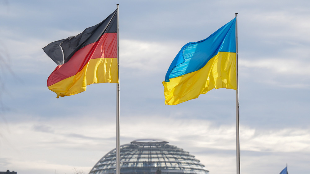 Die Bundesregierung gestattet der Ukraine, deutsche Waffen zur Verteidigung auch gegen militärische Ziele in Russland einzusetzen, so Regierungssprecher Steffen Hebestreit in Berlin (Symbolbild).