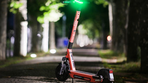 Schwere Kopfverletzungen: 17-Jähriger stürzt mit E-Scooter