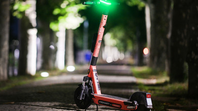 Schwere Kopfverletzungen: 17-Jähriger stürzt mit E-Scooter