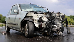 Tödlicher Crash auf der B84: Für eine Person kommt jede Hilfe zu spät