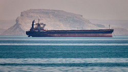 Ein Toter bei Angriff auf Schiff: Straße von Hormus bleibt zu, so der Iran