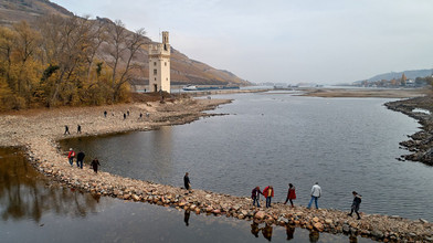 Niedrigwasser im Rhein: Weg zum Mäuseturm bleibt gefährlich