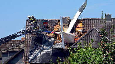 Kleinflugzeug stürzt in Niedersachsen in Wohnhaus