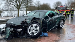 Sprinter kracht in Freiensteinau gegen Bentley