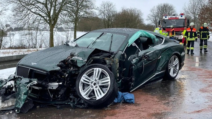 Sprinter kracht in Freiensteinau gegen Bentley