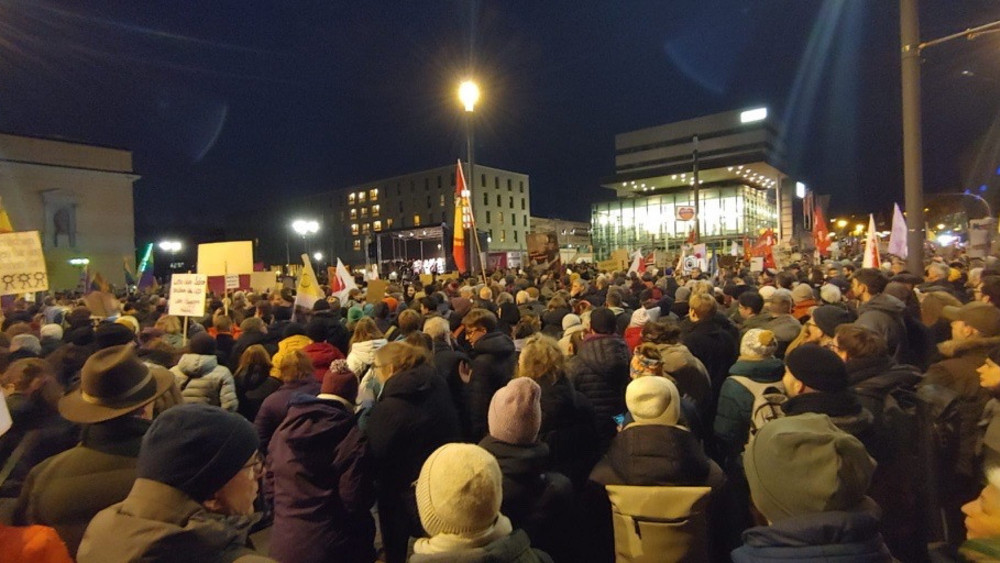 Zu einer Demo gegen Rechtsextremismus in Darmstadt sind tausende Demonstrantinnen und Demonstranten gekommen.