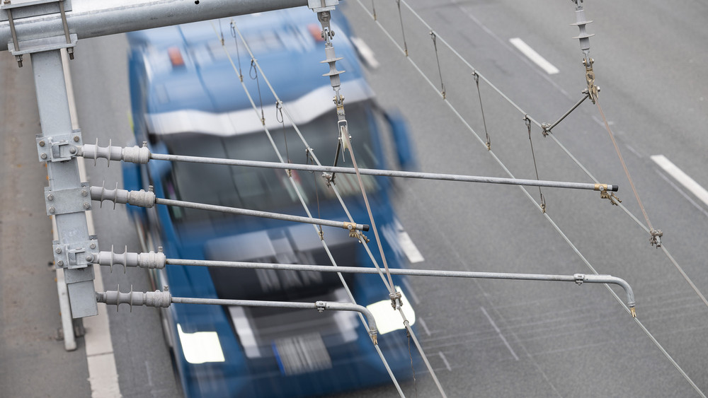 Eine E-Highway-Teststrecke auf der A5 in Hessen soll der Politik Erkenntnisse zur Elektrifizierung im Schwerlastverkehr liefern. Nun endet der Versuch.