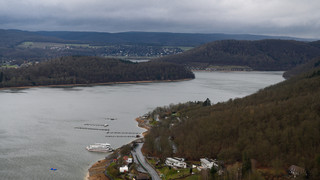 Auto versinkt im Edersee: Fahrer kann noch an Land schwimmen