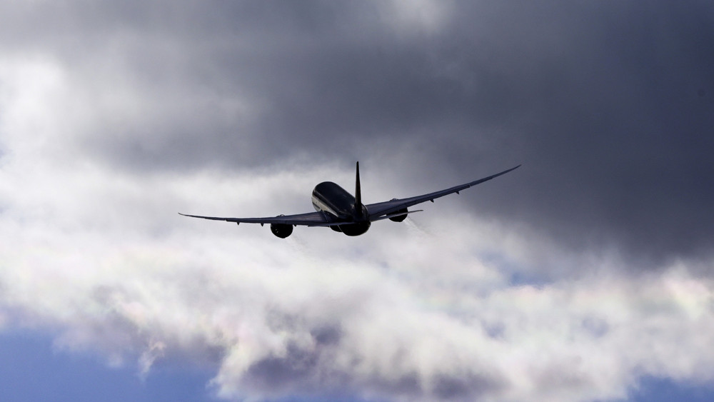 Erst im September stoppte ein Flugzeug der indischen Fluggesellschaft Vistara auf dem Weg nach Deutschland wegen einer Bombendrohung in der Türkei. Nun gab es erneut eine Notlandung (Symbolbild).