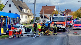 Auto prallt in Kassel gegen Straßenbahn: Zwei Verletzte Ampel kaputt