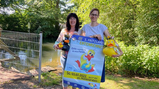 Über 1.000 Quietsche-Enten schwimmen in Fritzlar um die Wette