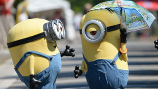 Neue TikTok-Challenge: Schicke Anzüge und Popcorn-Schlachten im Kino