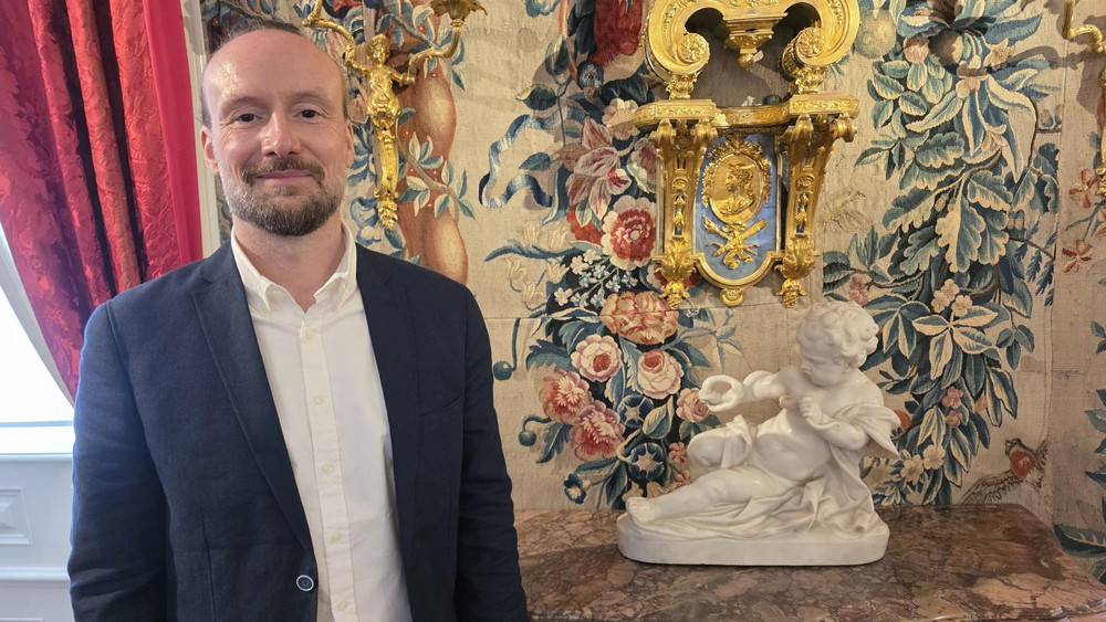 Kunsthistoriker Sven Pabstmann hat insgesamt 200 Stücke auf ihre Herkunft hin untersucht. 30 davon konnte er als “Naziraubkunst” identifizieren. Die Stücke gehörten jüdischen Familien, die verschleppt und deren Kunstwerke geraubt wurden. Dazu gehört auch die Herkules-Figur neben Pabstmann. 