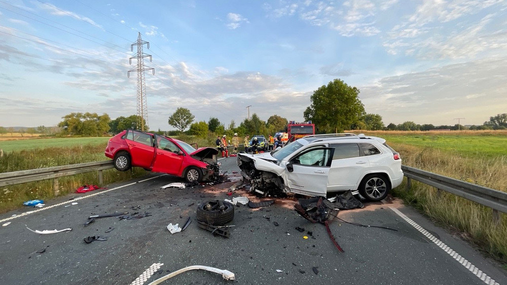 Die beiden Autos sind auf der Bundesstraße bei Wehrheim frontal zusammengestoßen. 