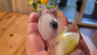 Kalter Spaß: Eiswürfel-Wettlutschen