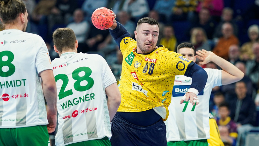 Für die Mittelhessen geht es am Sonntag in Mannheim gegen die Rhein-Neckar-Löwen um Jannik Kohlbacher (mit Ball) - hier möchte die HSG an die letzten Erfolgserlebnisse anknüpfen.