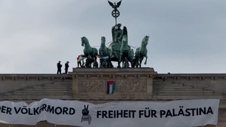 Berlin: Pro-Palästina-Demonstranten klettern auf Brandenburger Tor