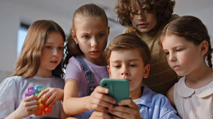 Dauerscrollen, Hass und Pornografie: Social-Media-Bremse für Kinder rückt näher