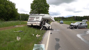 Drei Schwerverletzte nach Zusammenstoß von Caravan und Auto