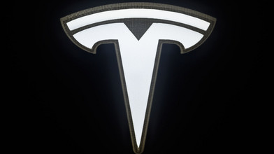 Tesla Roadster mit Raketendüsen: Flugauto soll 2028 kommen