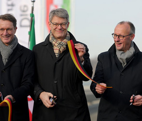 Kleines Volksfest auf A45: Merz gibt neue Brücke frei