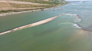 Tanker berührt Flussgrund und muss Not-Halt einlegen