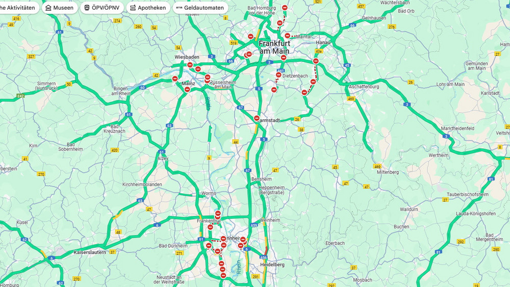Ausgerechnet am Feiertag zeigt Google Maps jede Menge Straßensperrungen unter anderem im Rhein-Main-Gebiet an.