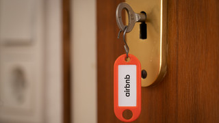 Illegale Ferienwohnungen: "Airbnb"-Jäger in Frankfurt und Mainz
