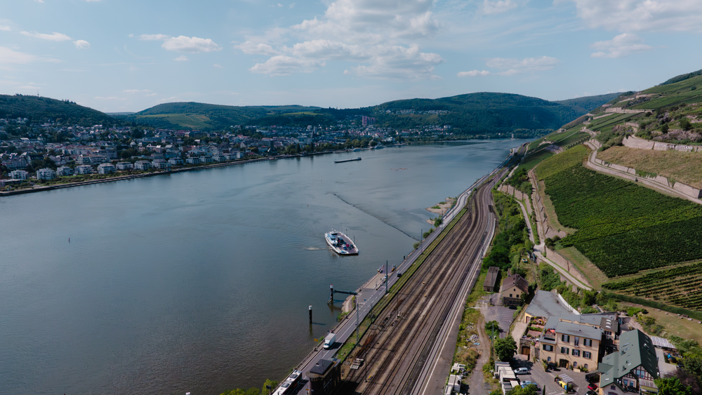 Die Bahnstrecke am Rhein bei Rüdesheim.