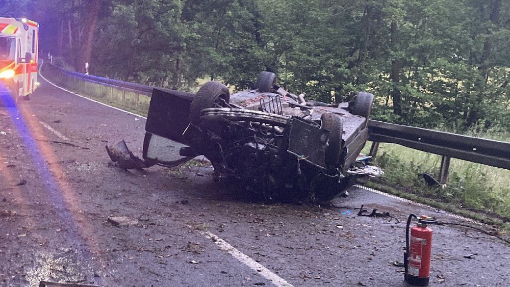 Das Auto völlig zerstört, aber der Fahrer hatte Glück: Er wurde nur leicht verletzt. 