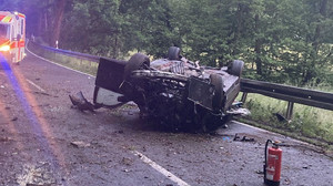 Gegen drei Bäume geprallt: Schwerer Unfall bei Bad Hersfeld