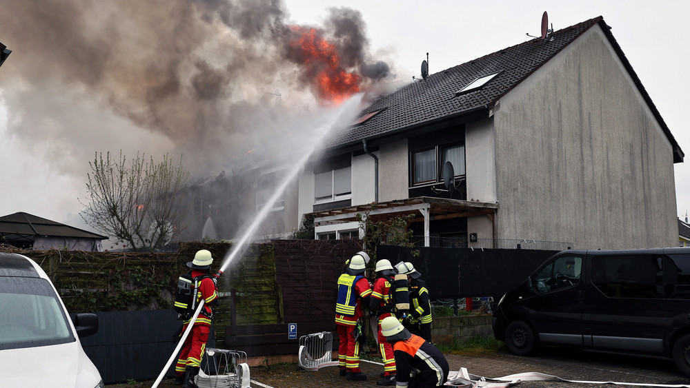 Die Feuerwehr löscht einen Brand im unterfränkischen Kreis Miltenberg: Bei dem Feuer wurden fünf benachbarte Häuser stark beschädigt.
