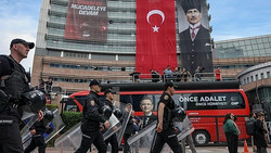 Türkische Polizei setzt Tränengas ein und stürmt CHP-Zentrale
